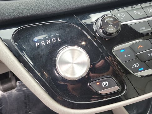 Used 2018 Chrysler Pacifica Touring-L w/ Advanced Safetytec Group image 18