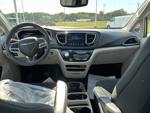 Used 2017 Chrysler Pacifica Touring image 17