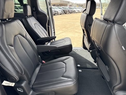 New 2025 Chrysler Pacifica Select image 29