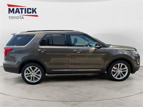 Used 2016 Ford Explorer XLT w/ Equipment Group 202A image 8