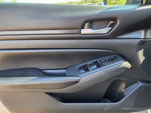 Used 2024 Nissan Altima 2.5 SV image 11