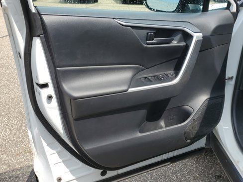 Used 2019 Toyota RAV4 LE image 4