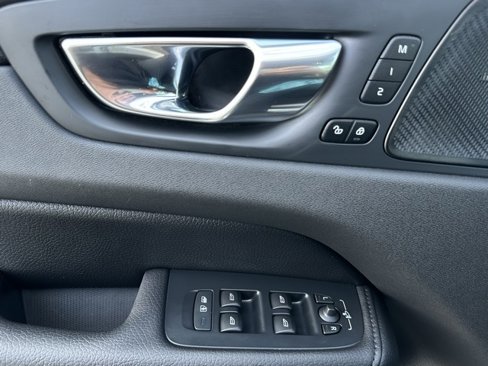 Used 2021 Volvo XC60 T5 Momentum w/ Advanced Package image 15
