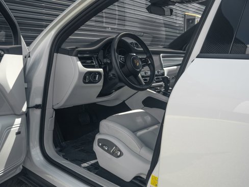 New 2025 Porsche Macan image 4
