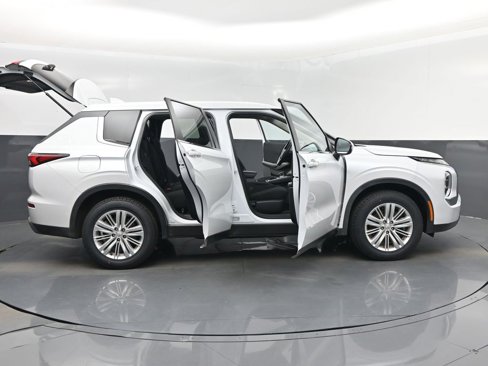 Used 2022 Mitsubishi Outlander ES image 42