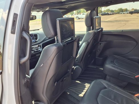 Used 2022 Chrysler Pacifica Touring-L w/ Uconnect Theater Family Group image 12