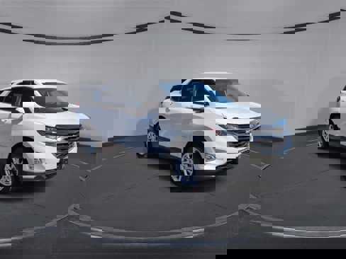 Used 2018 Chevrolet Equinox LT image 2