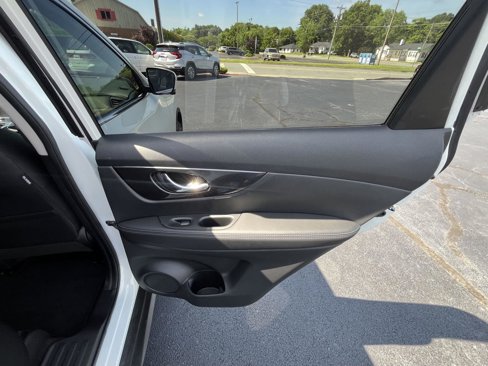 Used 2018 Nissan Rogue SV image 14