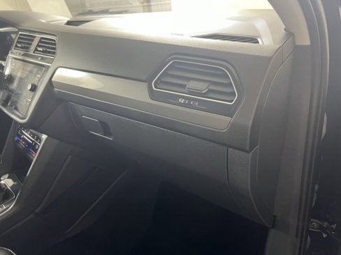 Used 2024 Volkswagen Tiguan SE w/ Panoramic Sunroof Package image 23