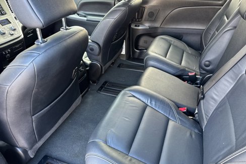 Used 2019 Toyota Sienna SE image 28
