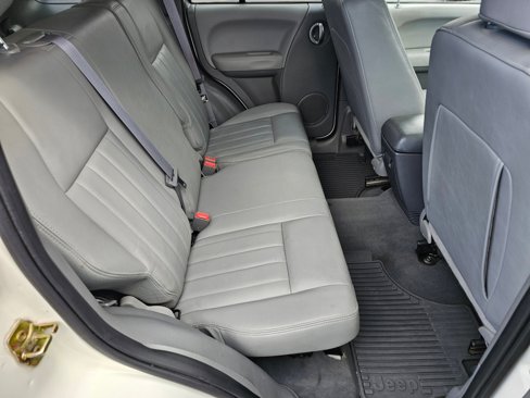 Used 2005 Jeep Liberty Limited image 22