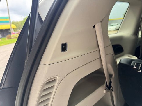 Used 2024 Chrysler Pacifica Touring-L image 32