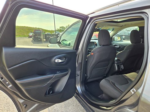 Used 2017 Jeep Cherokee Latitude w/ Comfort/Convenience Group image 25