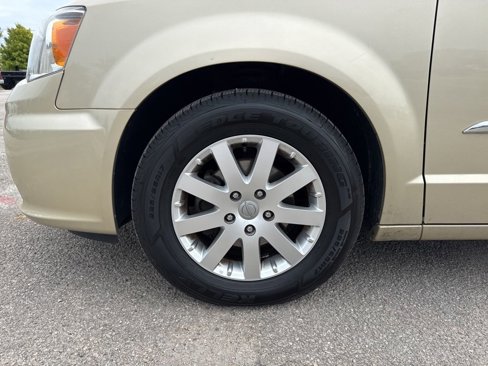 Used 2011 Chrysler Town & Country Touring-L image 28