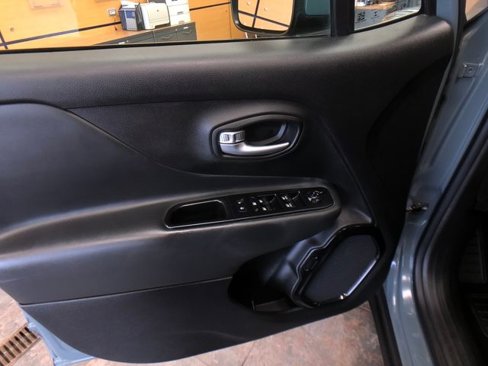Used 2018 Jeep Renegade Altitude image 12