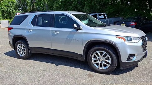 Used 2020 Chevrolet Traverse LT image 2