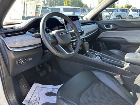 Used 2024 Jeep Compass Latitude image 9