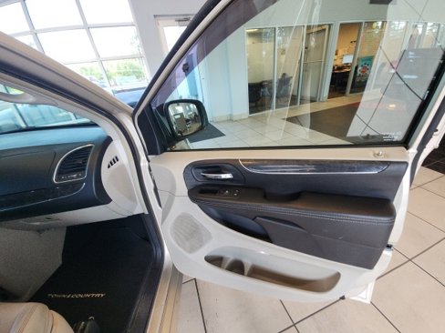 Used 2014 Chrysler Town & Country Touring image 28