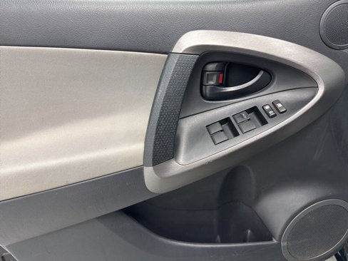 Used 2012 Toyota RAV4 FWD image 9