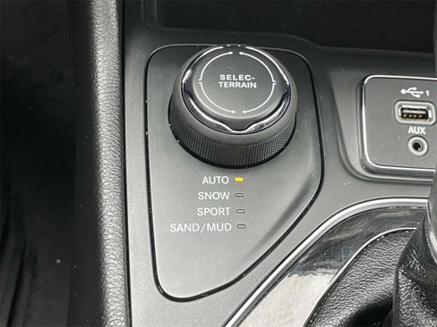 Used 2022 Jeep Cherokee Limited image 32