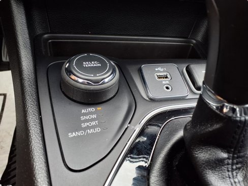 Used 2021 Jeep Cherokee Limited image 16