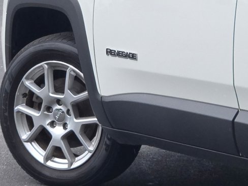 Used 2020 Jeep Renegade Latitude w/ Cold Weather Group image 14