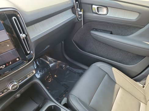 New 2025 Volvo XC40 B5 Core w/ Protection Package Premier image 19