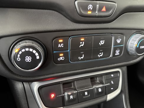 Used 2024 GMC Terrain SLE image 25