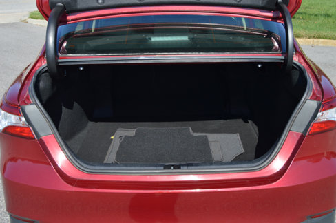 Used 2020 Toyota Camry LE image 15