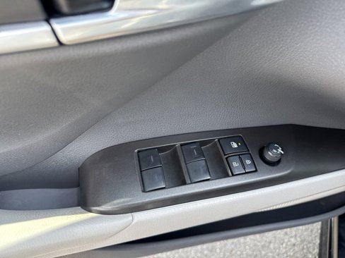 Used 2022 Toyota Camry SE image 18