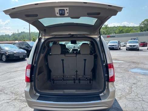 Used 2015 Chrysler Town & Country Touring image 24