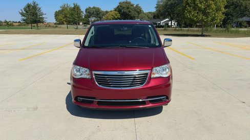 Used 2016 Chrysler Town & Country Touring-L image 3