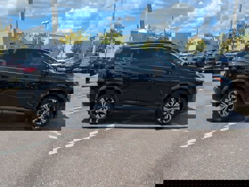 Used 2022 Nissan Rogue SV image 3