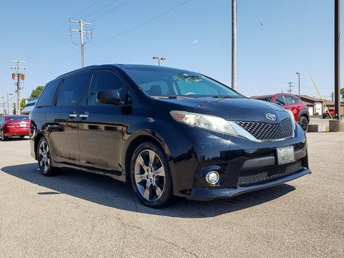 Used 2014 Toyota Sienna SE image 3