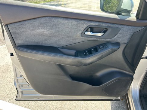 Used 2023 Nissan Rogue SV image 12