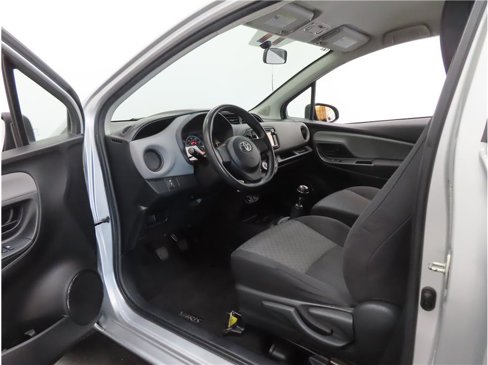 Used 2015 Toyota Yaris L image 6