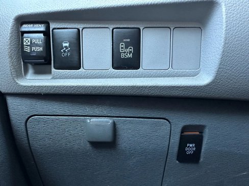 Used 2016 Toyota Sienna XLE image 22