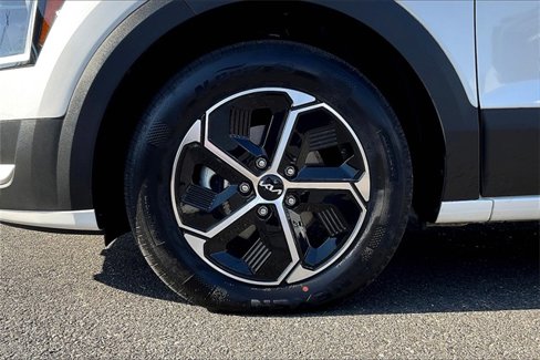 Used 2024 Kia Niro LX image 8