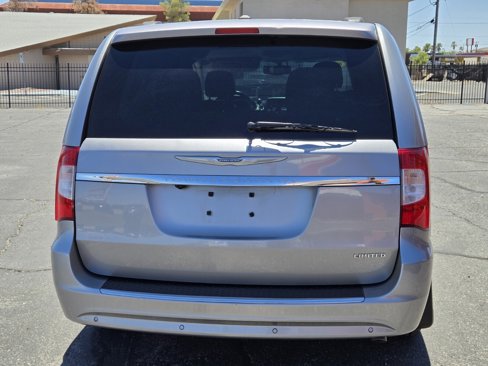 Used 2016 Chrysler Town & Country Limited image 4