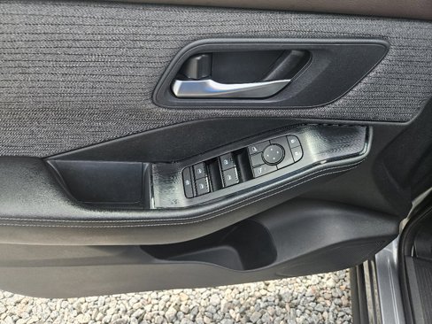Used 2023 Nissan Rogue SV image 9