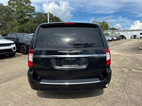 Used 2012 Chrysler Town & Country Touring-L w/ Driver Convenience Group image 4