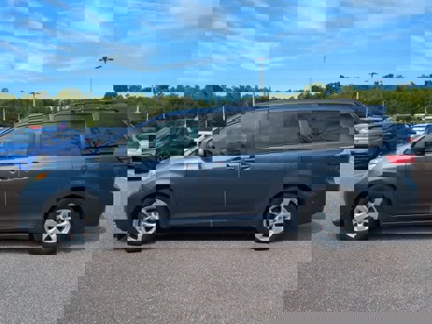 Used 2015 Toyota Sienna LE image 3