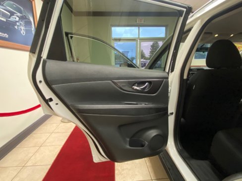 Used 2018 Nissan Rogue SV image 8