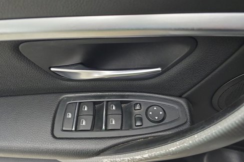Used 2018 BMW 330i xDrive Sedan w/ Convenience Package image 14