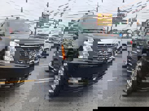 Used 2011 Cadillac Escalade Luxury image 1