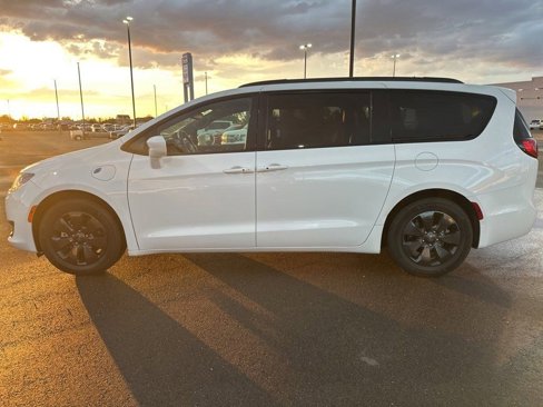 Used 2020 Chrysler Pacifica Touring-L w/ S Appearance Package image 2