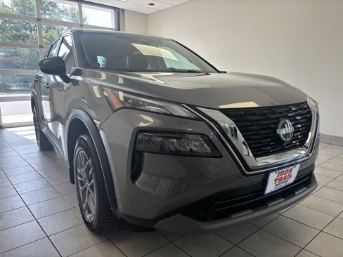 Used 2022 Nissan Rogue S image 2