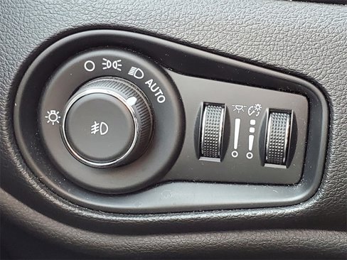 Used 2018 Jeep Renegade Latitude w/ Cold Weather Group image 16