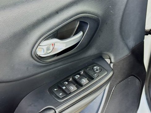 Used 2015 Jeep Cherokee Latitude w/ Comfort/Convenience Group image 20