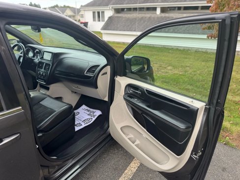Used 2019 Dodge Grand Caravan SXT image 19